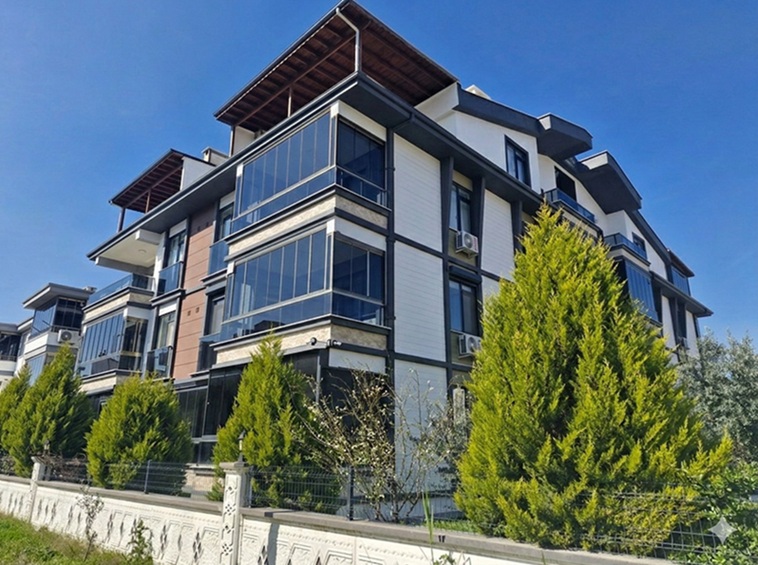 AKÇAY MERKEZ LÜKS YAPILI, GENİŞ 2+1 ARA KAT DAİRE